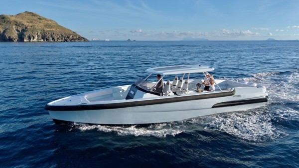 Speedboat Gypset in Saint-Martin is designed to provide exclusive private charter guest with the utmost privacy and comfort from € 2150